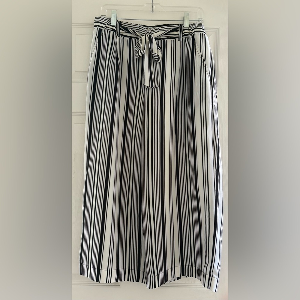JohnPaulRichard Black and White Striped Cpari Pants